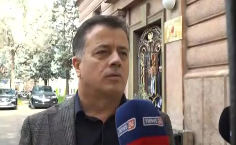 Kapërceu kangjellat për t’u futur në Kryesi/ “Dhunë, terror!”, Noka: 100 gardistë mbrojnë Linditën, sikur po përballen me bandë!