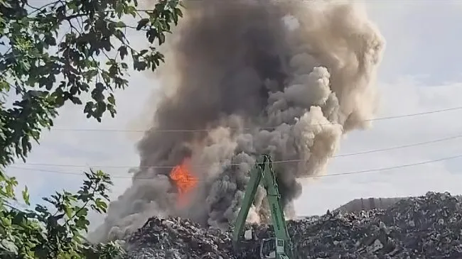 Elbasan/ Te Metalurgjiku  i  vënë zjarrin mbetjeve