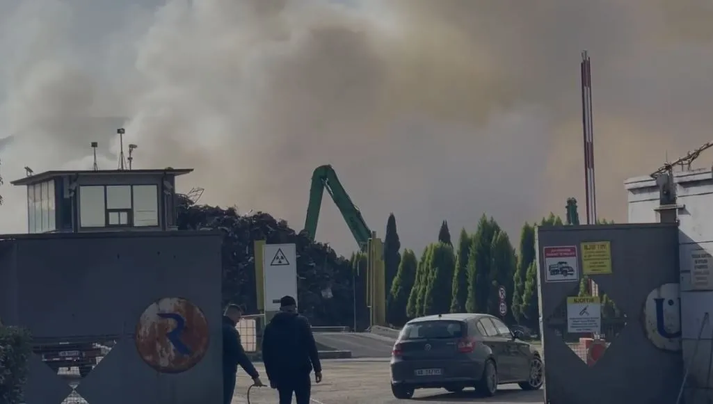 Ndotja katastrofë në Elbasan, zjarri tek ish-metalurgjiku aktiv edhe sot