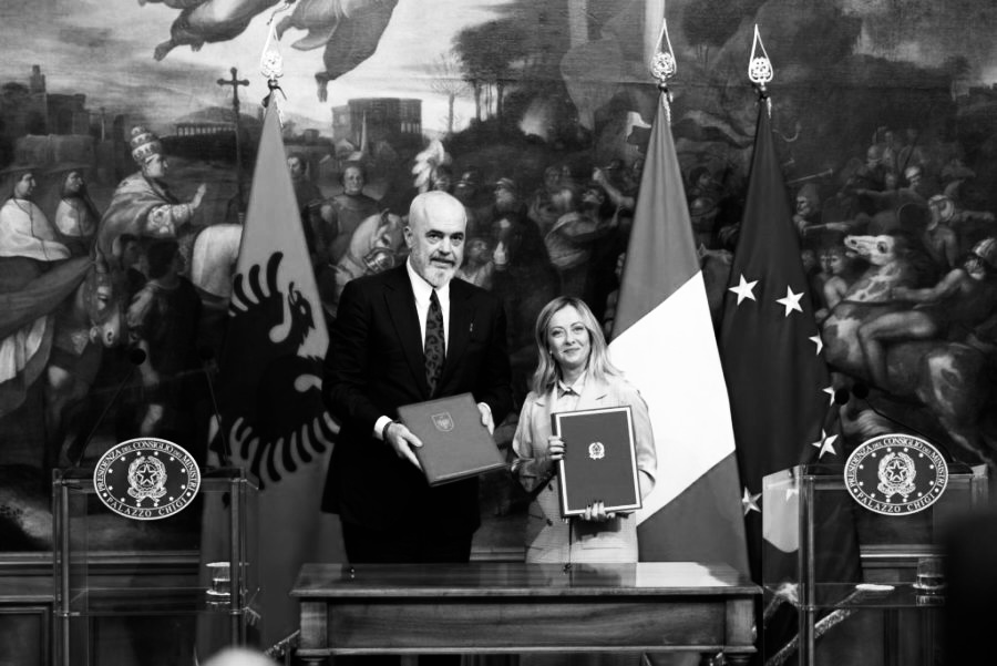 Detaje nga marrëveshja/ Në Shqipëri do të vijnë vetëm burra, Rama: Ne vëmë në dispozicion tokën, përgjegjësia e juaja