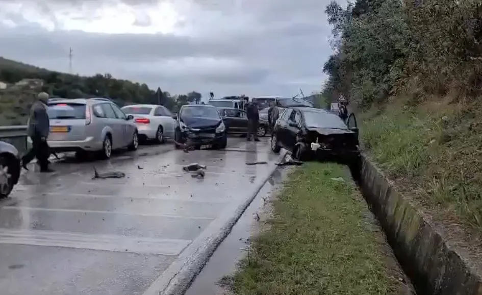 Foto/ Përplasen dy automjete në Fier-Levan nga moti i keq