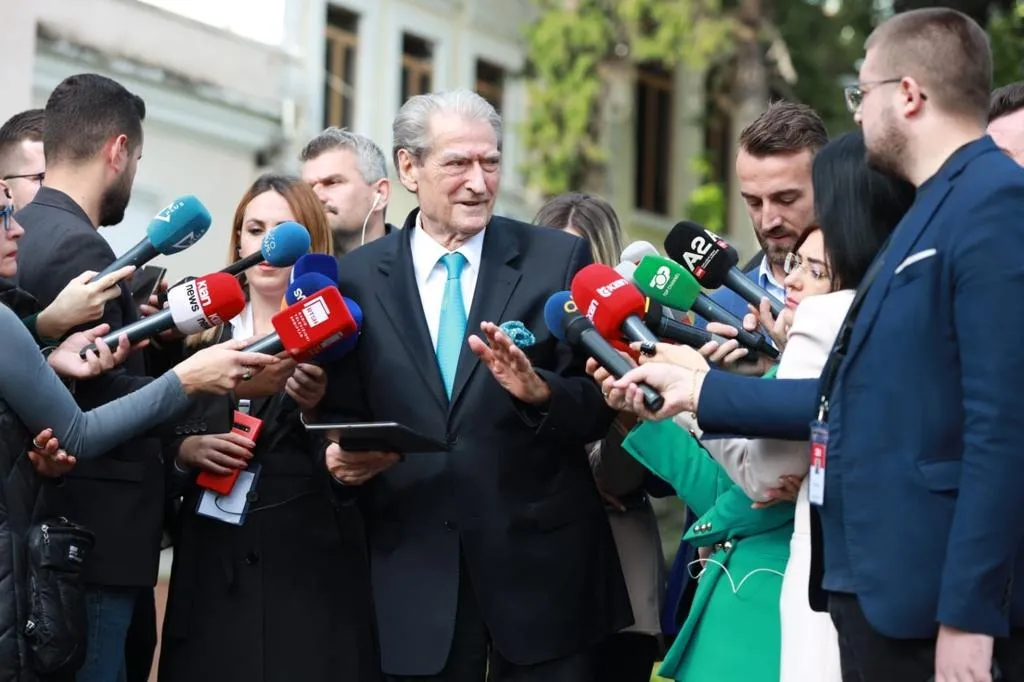 Berisha flet për aksionin opozitar para nisjes së seancës parlamentare: Edhe në Hënë po të shkojë Edi Rama, do kthehet dhe do të marrë ndëshkimin e merituar