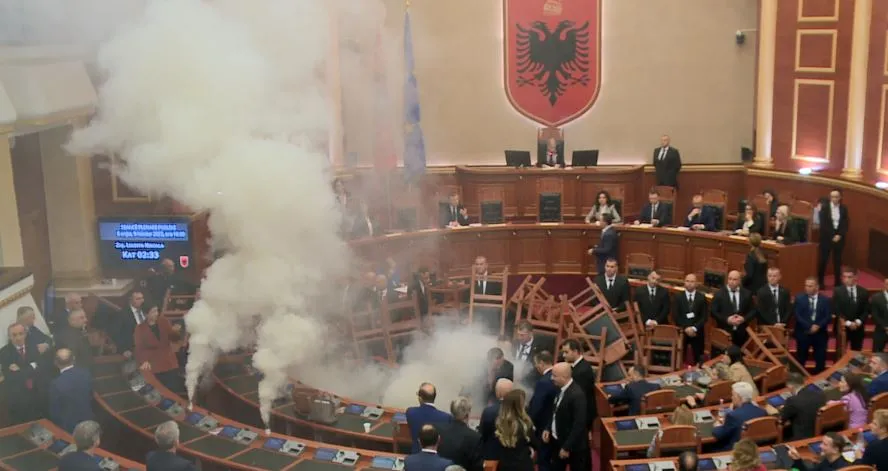 Korreshi ndez tymues në seancë, Nikolla e përjashton