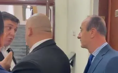 Tensione mes deputetëve të opozitës, Çollaku-Sulës: Do bëj kallëzim penal!