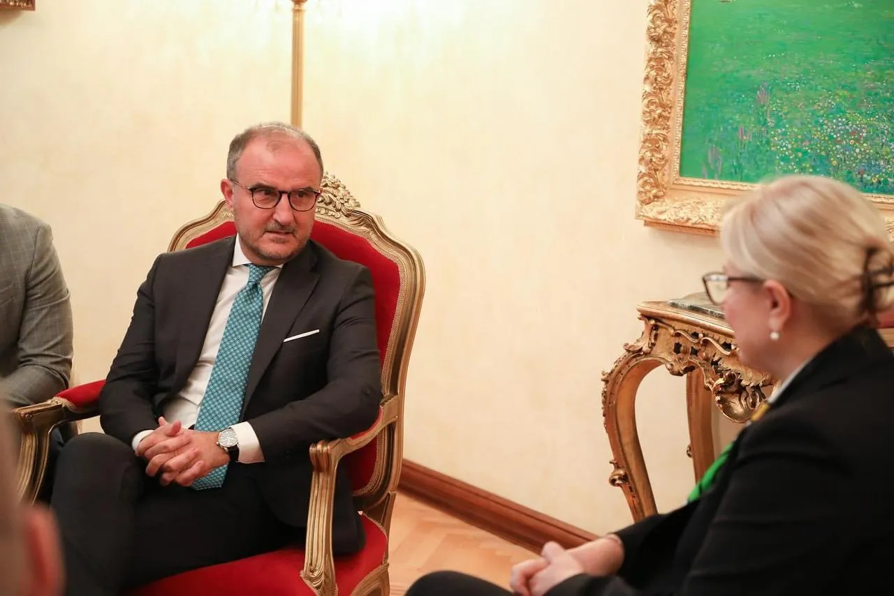 Luigi Soreca i dorëzon kryetares së Kuvendit progres-raportin e KE: Vështirësi janë të janë të kapërcyeshme