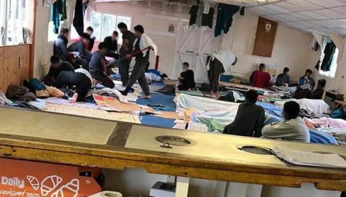 “Shqiptari vetëvaret me çarçaf brenda kampit në Angli”