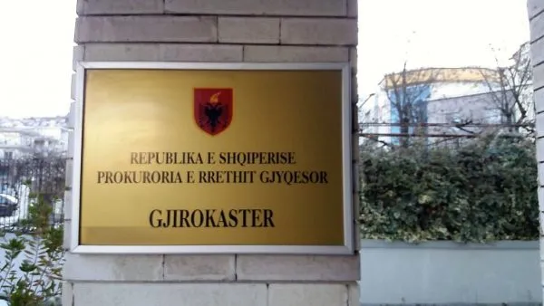 Gjirokastër/  Akuzohen për mashtrime kompjuterike, gjykata lë në burg  2 nga tetë të arrestuarit