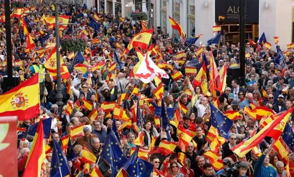 SPANJË/ Mijëra qytetarë protestojnë kundër planeve të kryeministrit: Respektojeni Kushtetutën!