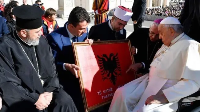 Klerikët takojnë Papa Françeskun, i dhurojnë flamurin shqiptar