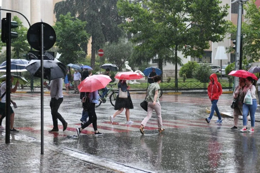 MOTI/ Stuhia polare mbërrin në Shqipëri, nga nesër reshje dhe ulje temperaturash