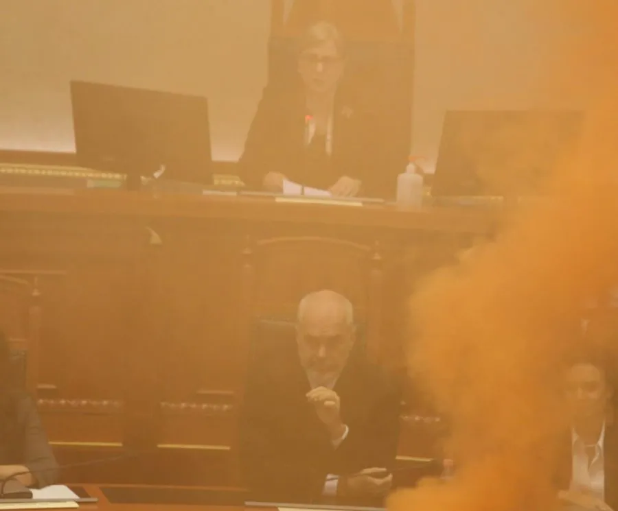 73 deputetë prezent në votim, projektbuxheti miratohet me 83 vota (!)