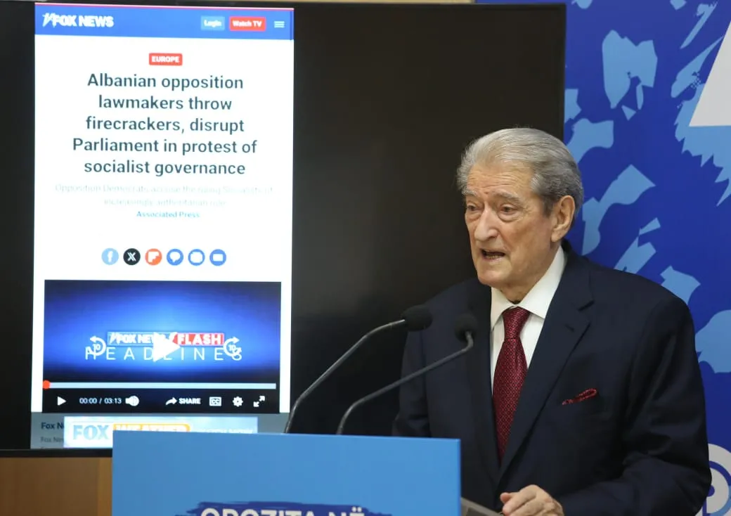 Mediat e huaja pasqyruan protestën në Kuvend, Berisha: Votoi në 4 minuta buxhetin, rekordi më i turpshëm