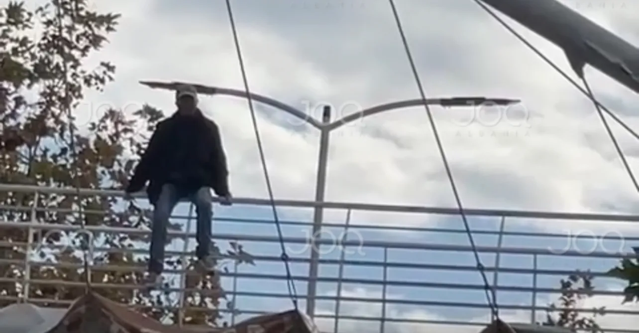 FOTO/ Burri tenton të hidhet nga mbikalimi i Kamzës