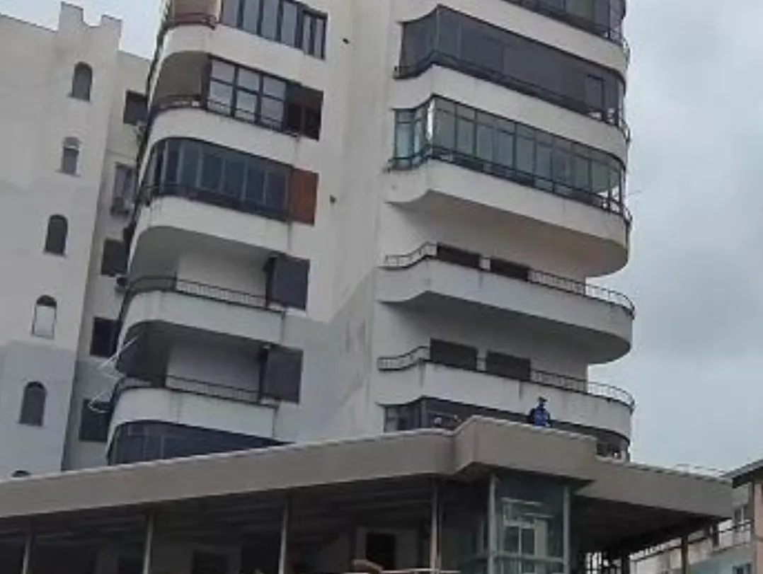 E rëndë në Durrës, 40-vjeçari bie nga kati i nëntë i pallatit, gjetur vdekjen