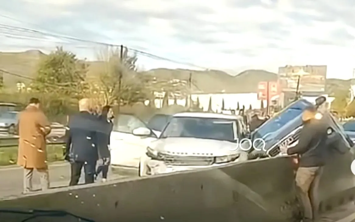 Foto / Aksident  në autostradën Tiranë-Durrës