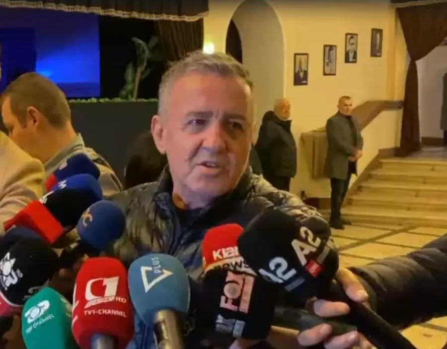 Llakaj: Profesionistët e humorit shqiptar më shumë ‘në qiell’ se në tokë, tani iu bashkohet edhe Zef Deda