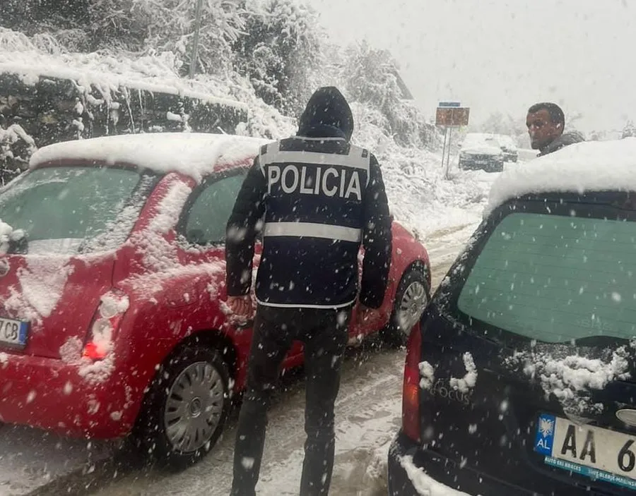 Reshje të dendura bore në veri dhe juglindje të vendit, bllokohen rrugët në Kukës dhe Dibër