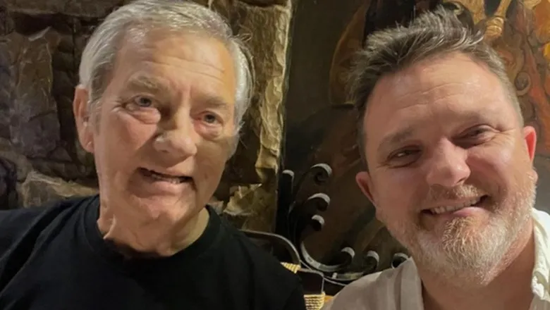 Julian Deda bën reagimin e ndjerë pas vdekjes së të atit: Nder i madh të jem yt bir!