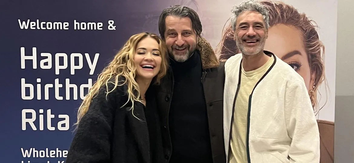 Rita Ora prezanton partnerin në Prishtinë dhe  të festojë 33-vjetorin në vendlindje