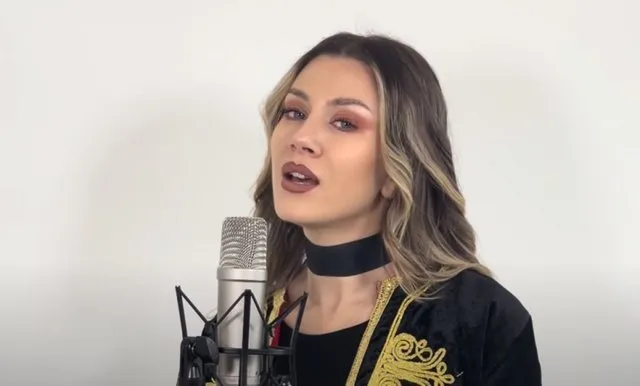 Video/ Artistja rumune  këndon këngën e Adem Jasharit !