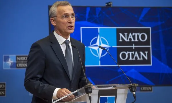 Stoltenberg flet për shtim të trupave në Kosovë: Prishtina dhe Beogradi të mos rrisin tensionet