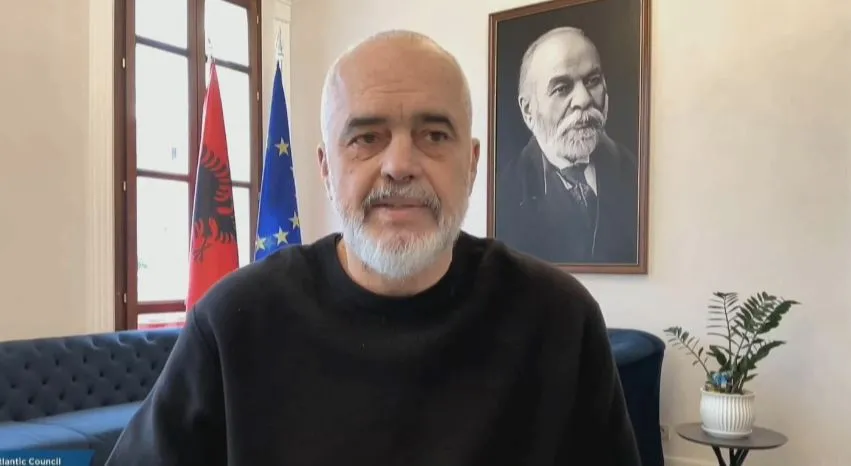 Rama batuta me gazetarin e huaj ‘nipi i Ismalil Qemalit’: Gjyshi im, nuk e shikoni ngjashmërinë?!