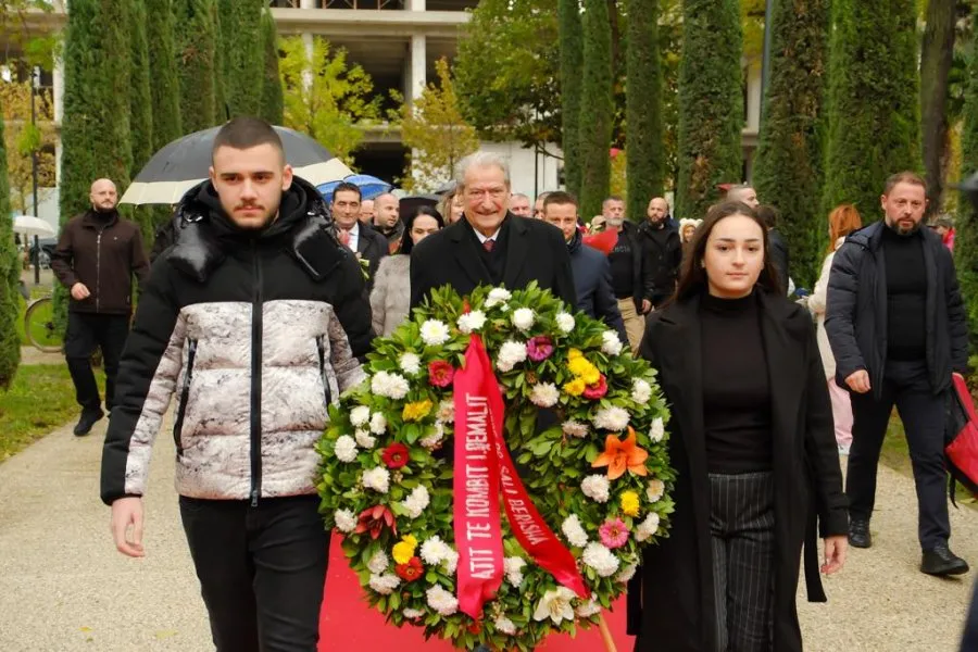 Berisha në Vlorë për Festën e Pavarësisë e quan Ramën “Pashiqi dhqiptar”  para  varrit të Ismail Bej Vlorës: Do e dërgojmë në Beograd