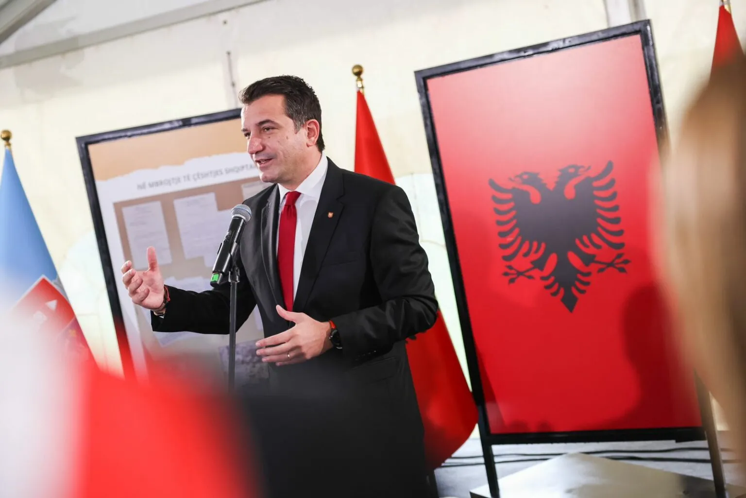 Veliaj uron shqiptarët nga sheshi “Skënderbej”: Po jetojmë ditët më të mira. Shqiptarët e bashkuar e çojnë vendin vetëm përpara