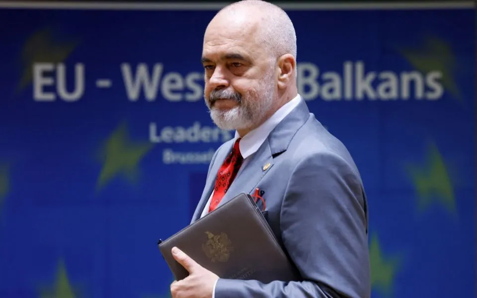 Gazeta greke ‘Kathimerini’ : Greqia nën presionin e BE-së për Shqipërinë!