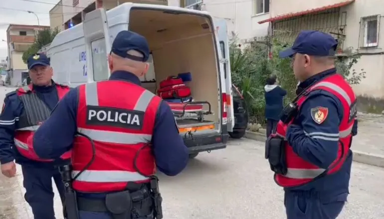 FIER/ Policia gjen një person të vdekur brenda banesës