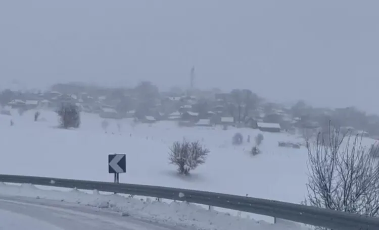 Reshje bore dhe erë e fortë, disa zona në Kukës pa energji elektrike