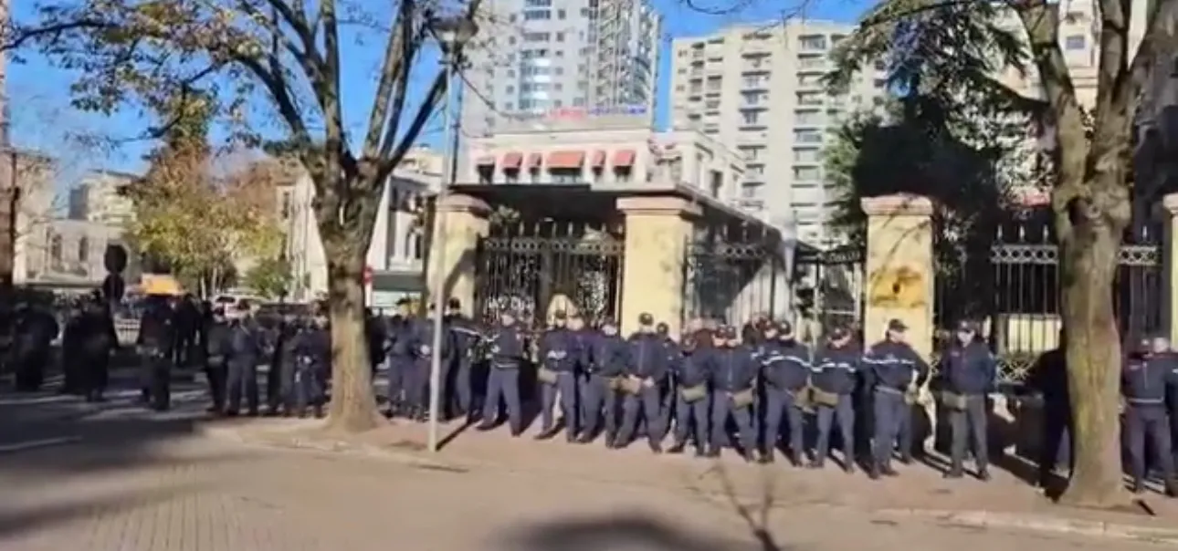 Berisha publikon një video me forcat speciale që rrethojnë Kuvendin :  Rama është i tmerruar, betejë pa kthim!