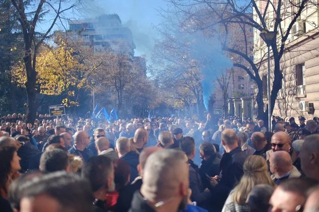 Protestuesit thirrje kundër qeverisë, tymuese para Kryesisë së Kuvendit