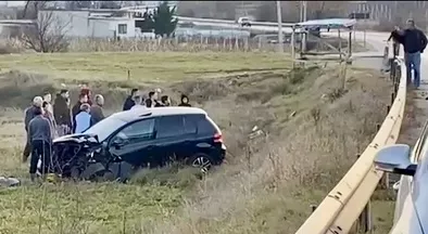 FOTO/Shoferi del nga rruga dhe përfundon në arë