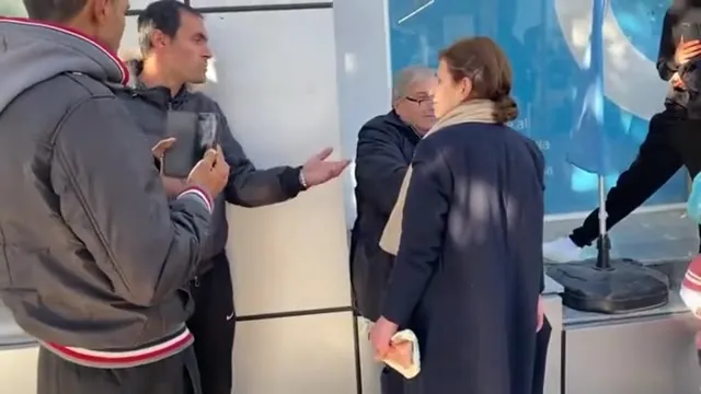 Gruaja  e zhdëp në dru  ish-bashkëshortin ‘INXHINIER’ në mes të Fierit!