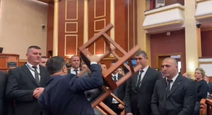 Deputeti Flamur Noka përplaset me gardistët: Ua hodha karriget mbi kokë!