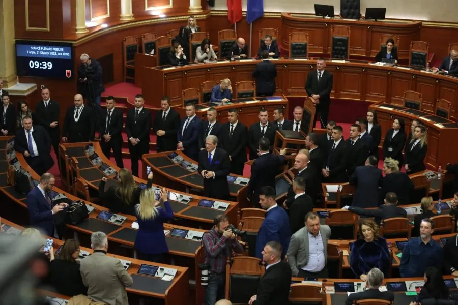 Berisha bën thirrje nga Kuvendi: O sot o kurrë për të drejtat tona, për lirinë e votës, për fitoren e opozitës!