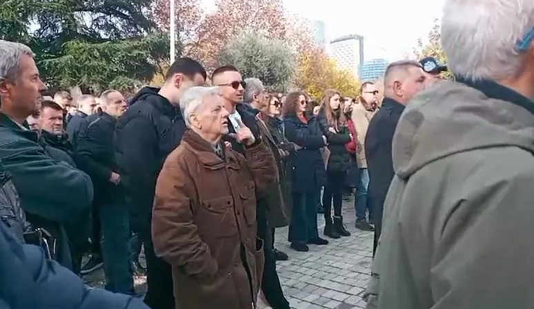 Vajza e ish-kryeministrit në protestë para parlamentit ku priter të  votohet për arrestimin e Berishës