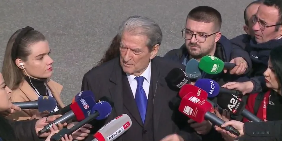 Berisha s’e njeh vendimin e kuvendit  dhe i bashkohet protestës: Në kundërshtim me Kushtetutën! Opozita do të ..