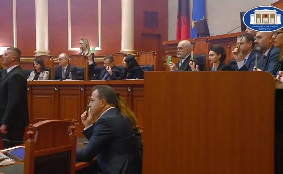Maxhoranca miraton me 75 vota pro lejimin e arrestimit të Sali Berishës