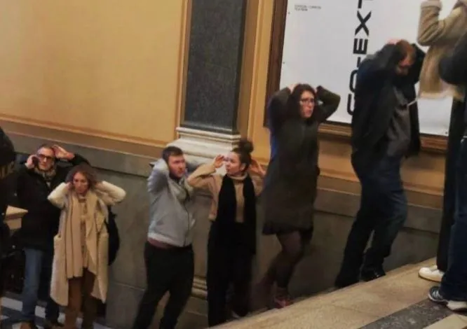 Publikohen pamjet kur studentët evakuohen pas sulmit vdekjeprurës në Fakultetin e Arteve në Pragë