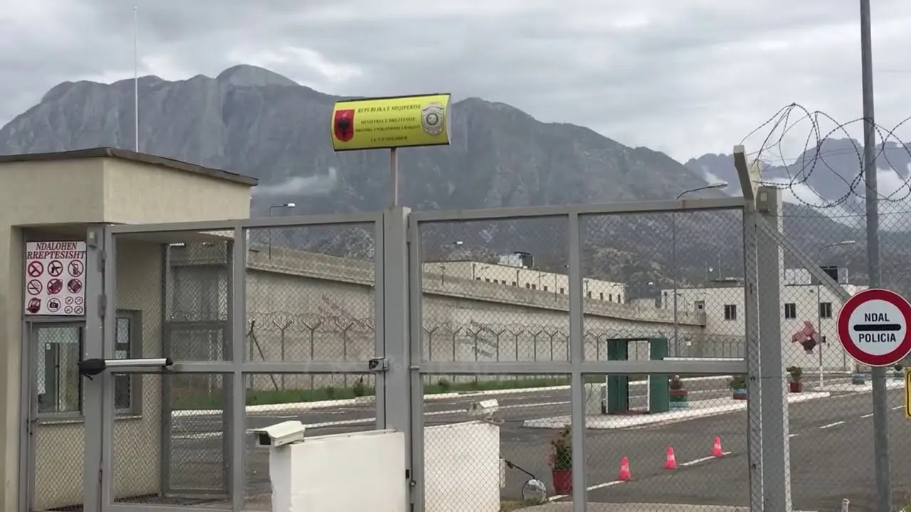 Emërohet drejtori i ri në burgun e Peqinit.Ja kush e zëvendëson Kamber Hoxhën që ndodhet pas hekurave