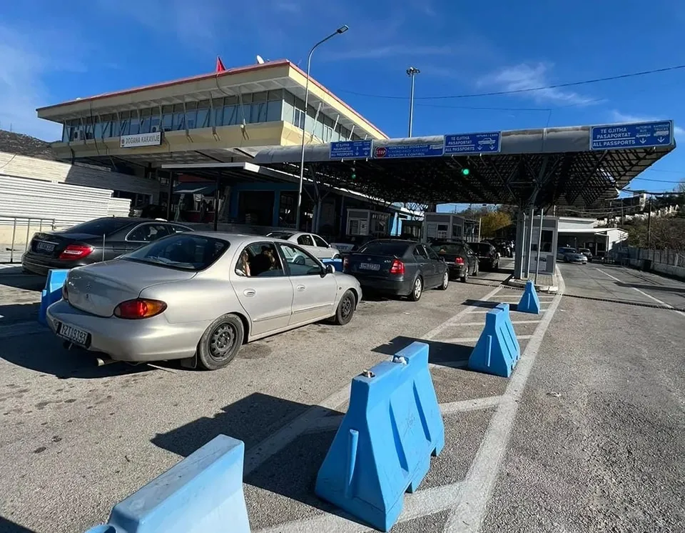 Fluksi me rastin e festave të fund vitit, shtohen sportelet në pikat e kalimit kufitar me Greqinë dhe Maqedoninë e Veriut. Reagon Balla