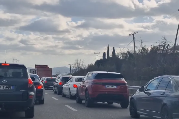 Shqiptarëve u kthehen festat ne makth