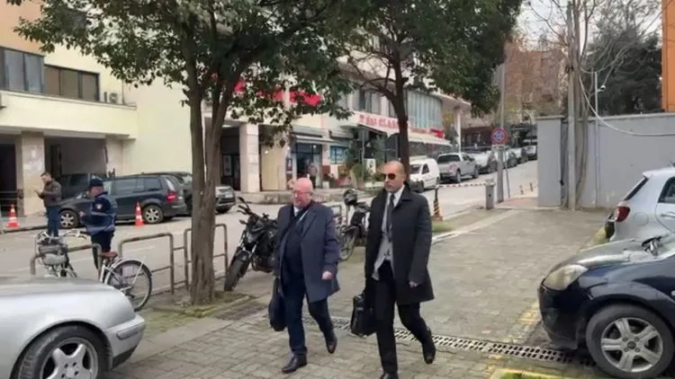 Avokatët mbërrijnë në Gjykatë, Berisha takim me të rinjtë demokratë