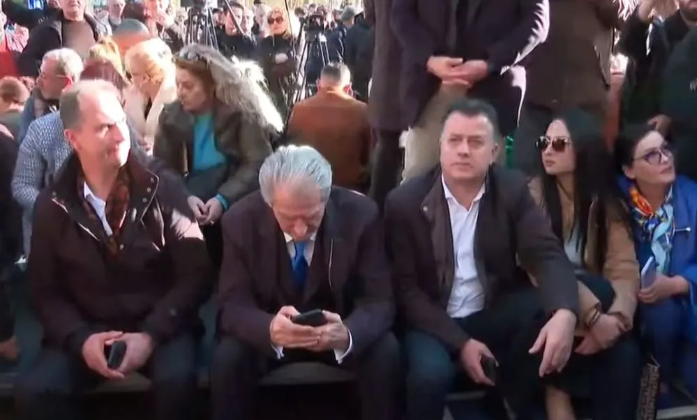 FOTO/Berisha dhe demokratë të tjerë ulen përtokë para Gjykatës së Lartë pas protestës