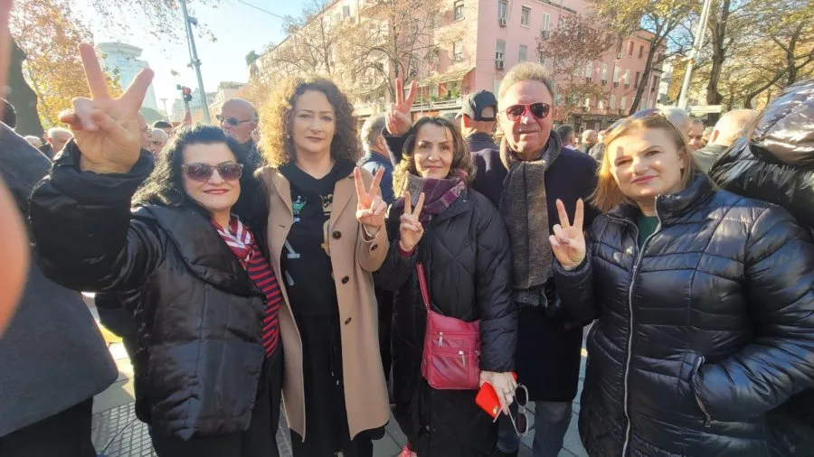 FOTO/Argita Malltezi në protestën e demokratëve para Gjykatës së Lartë