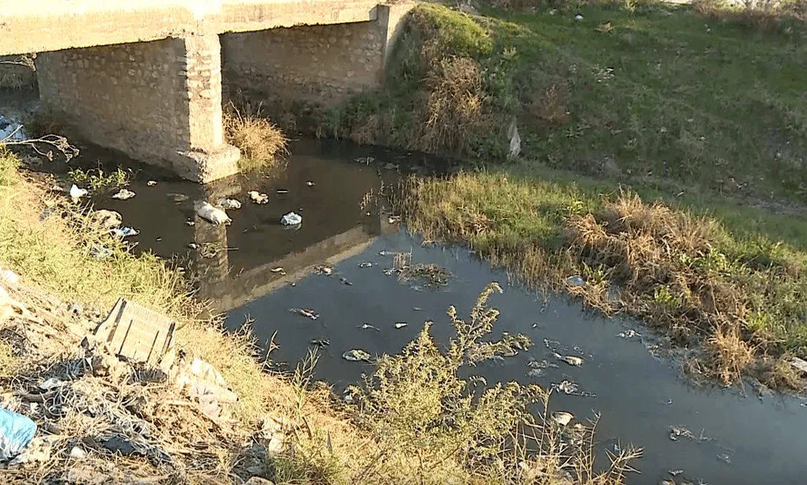 Divjakë/ I moshuari vetëhidhet në kanal dhe mbytet