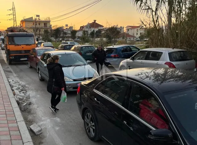 Trafiku në Tiranë koas dhe radhë të gjata