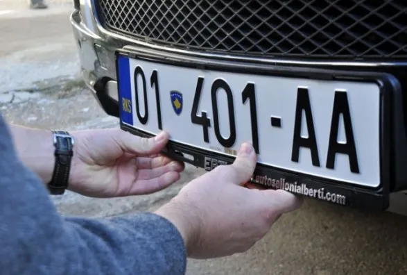 Targat e Kosovës do të lejohen nga 1 janari  në Serbi, Bosch: Partia e Vuçiçit po luan me vendimet